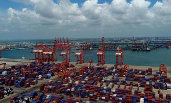 唐山港使用手拉葫蘆進(jìn)行貨物吊運(yùn)作業(yè)